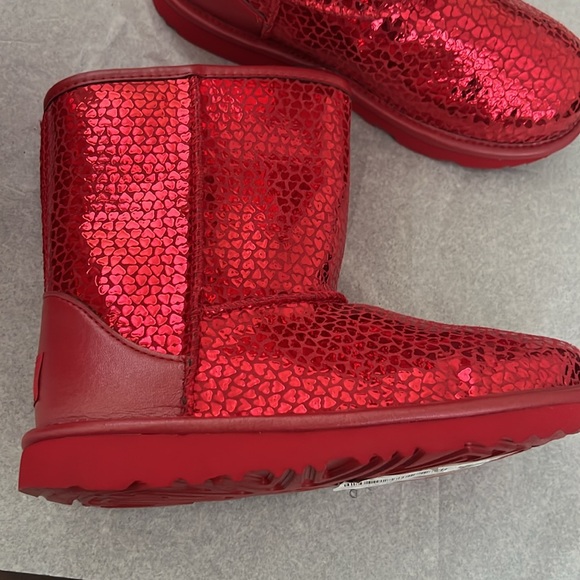 UGG
Girls' Classic II Gel Hearts Boots (Youth) - Picture 11 of 14